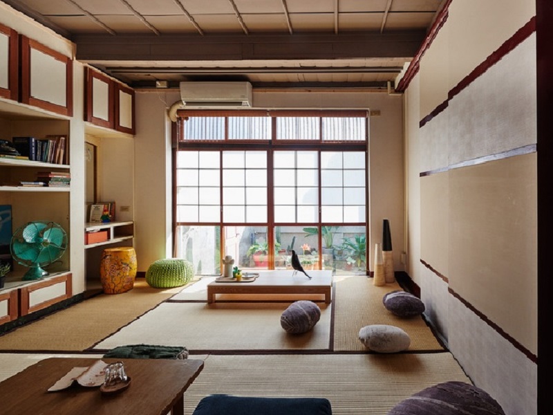Nội thất phòng khách sử dụng nhiều chất liệu tự nhiên kết hợp với chiếu Tatami Nhật Bản