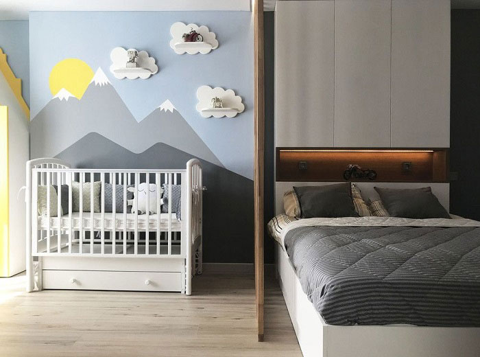 Thiết kế phòng ngủ chung cho bố mẹ và con có giường cũi cho bé