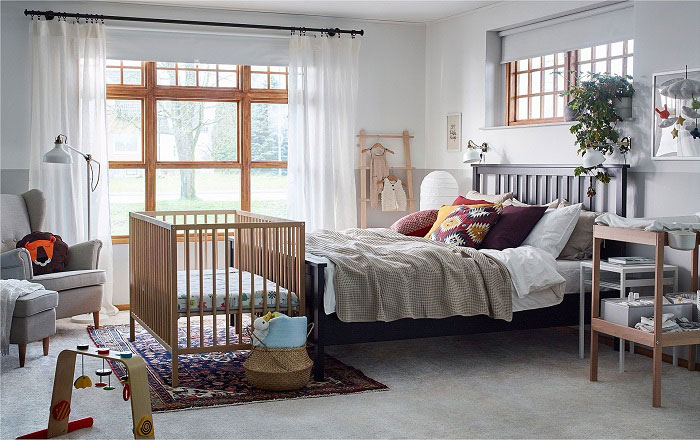 Thiết kế phòng ngủ chung cho bố mẹ và con có giường cũi cho bé