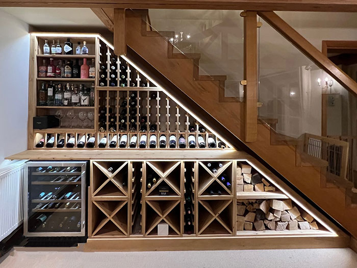 Mẫu tủ rượu gầm cầu thang đẹp, hiện đại